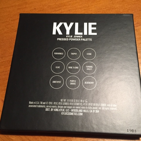 🎉2 X HP🎉 Kylie The Purple Eyeshadow Palette - Picture 9 of 16